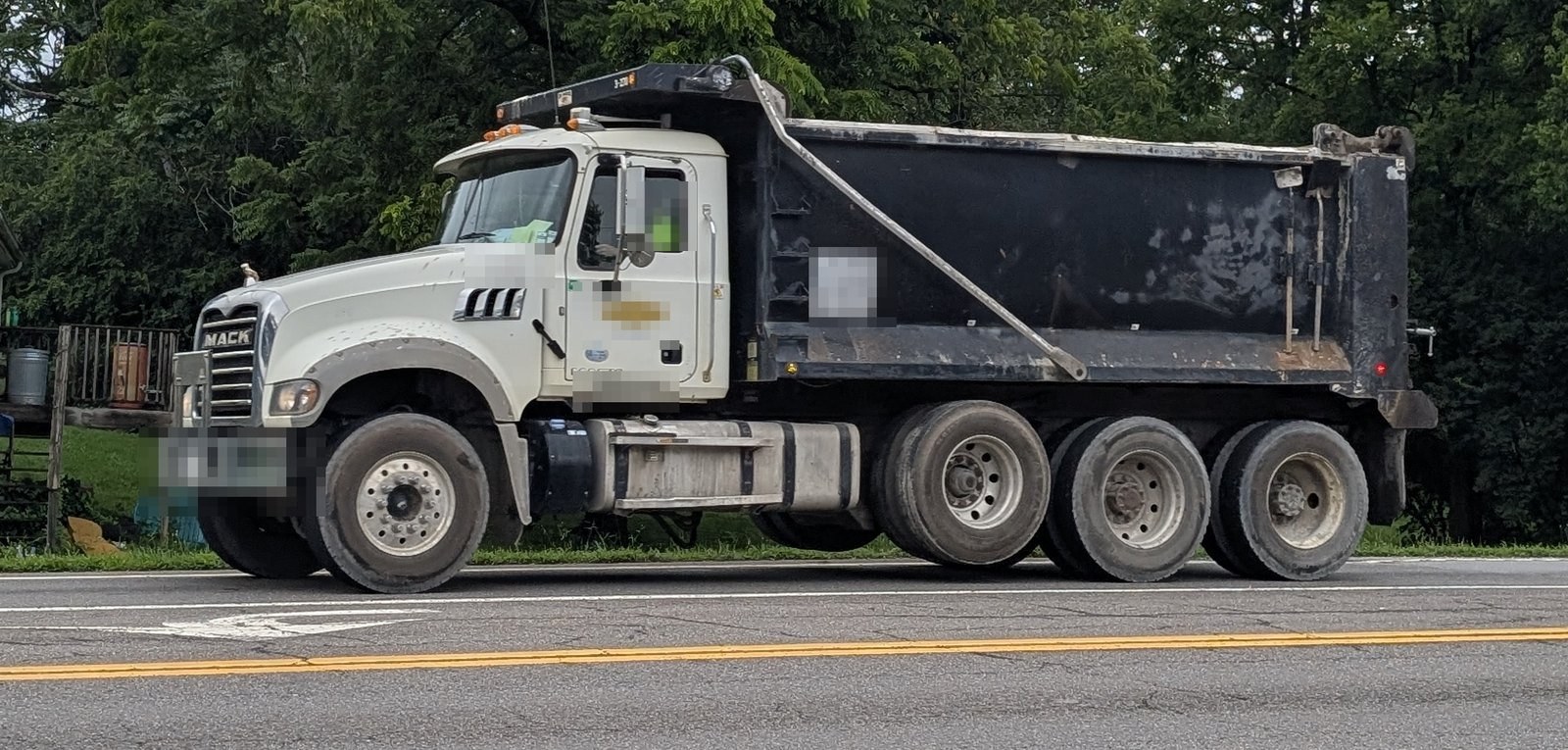 4-axle dump truck